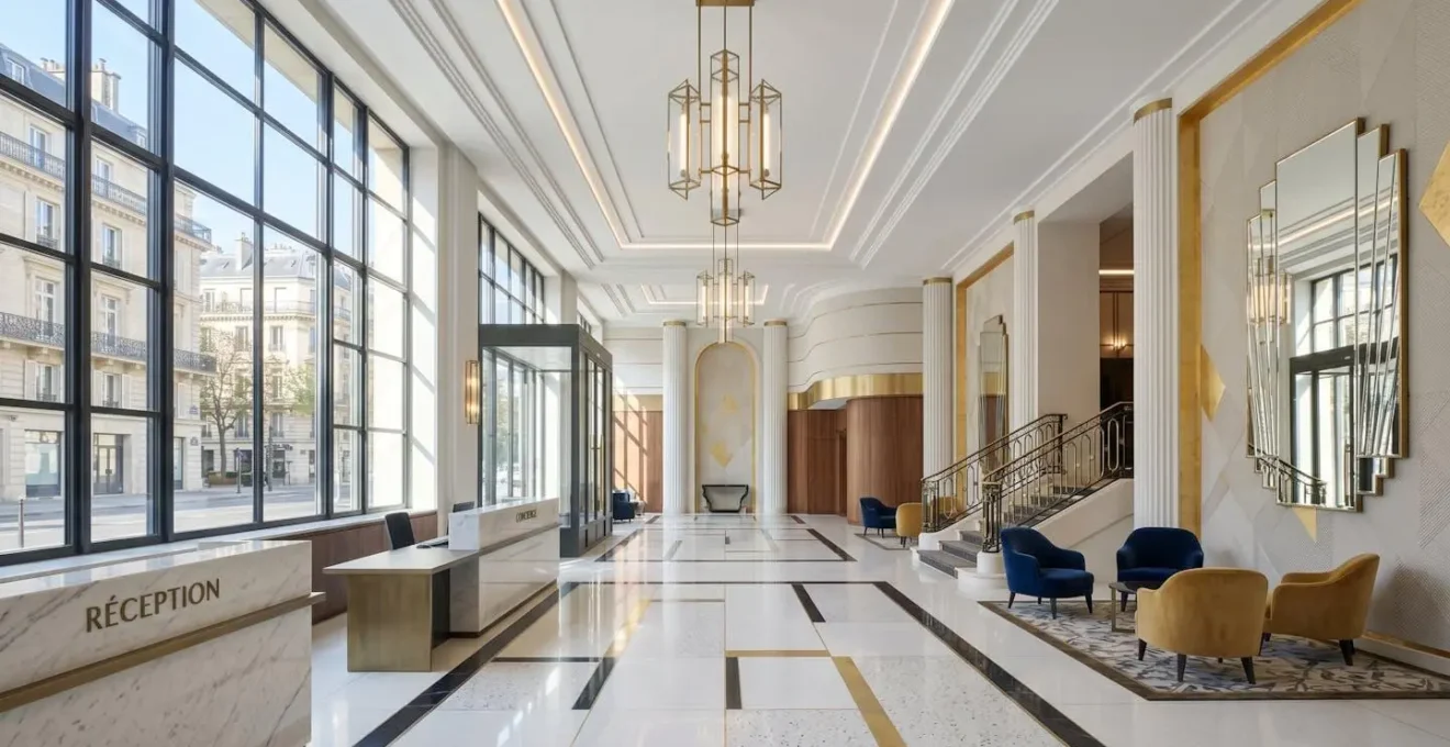 Hall d'hôtel parisien de style Art Déco contemporain, vide, avec lumière naturelle abondante et lignes architecturales épurées